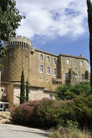 Замок Suze-la-Rousse на вершине холма деревни в департаменте Дром