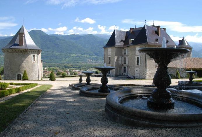 Замок Touvet и земли (перечисленные в Hist.Mon.) в городе Шартр (Chartreuse)