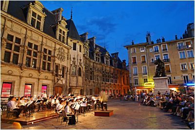 Летний концерт классической музыки на площади Сент-Андре в городе Гренобле
