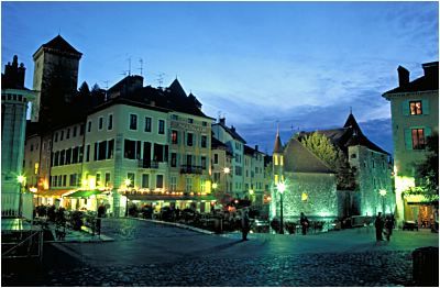 Пешеходная зона вокруг Palais de l'Ile в городе Аннеси