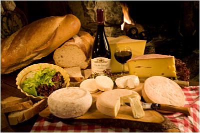 Наслаждаясь сыром из Альп и вином из Савои