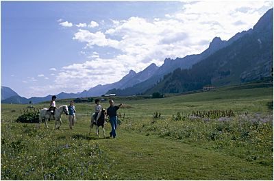 Молодые наездники на Col des Confins в Aravis