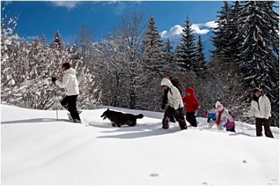 Семейная прогулка на снегоступах на массиве Монблан