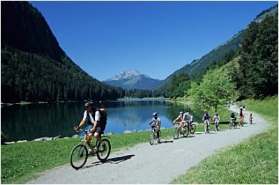 На горных велосипедах с семьей на берегу озера Montriond в долине Aulps 