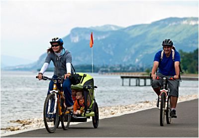 Велоспорт с семьей на берегу озера Бурже
