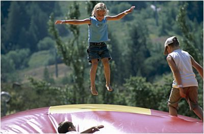 Дети в Lanslevillard играют 