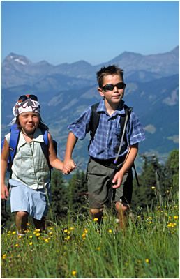 Дети на прогулке в Сэн-Жерве на массиве Монблан