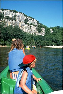 На каноэ с детьми у ущелья Chassezac в Ардеш