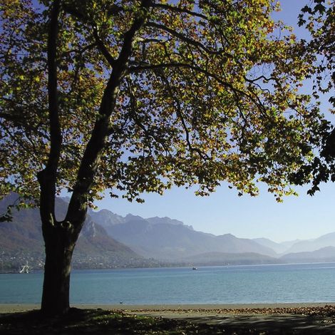 Озеро окружают живописные горы