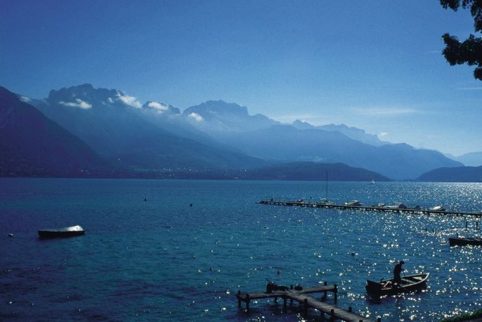 Озеро окружают живописные горы