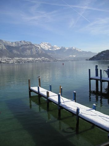 Озеро окружают живописные горы