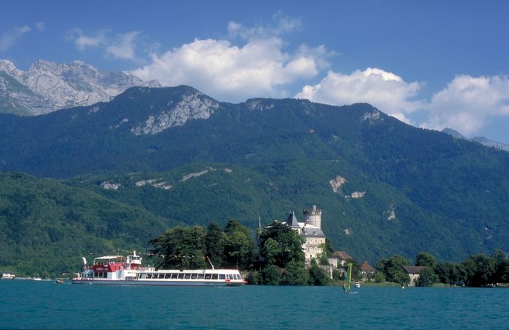 По озеру регулярно курсируют водные трамвайчики, ведь без прогулки по озеру поездка будет не полноценной. 