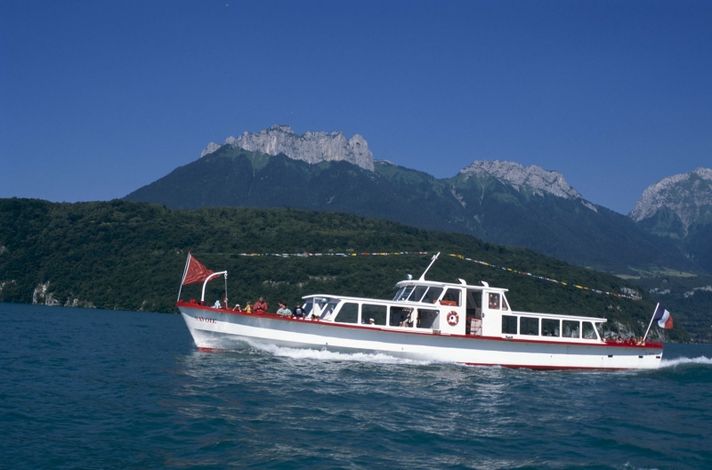 По озеру регулярно курсируют водные трамвайчики, ведь без прогулки по озеру поездка будет не полноценной. 