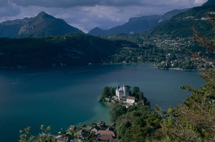 В городе и округе расположены несколько средневековых замков, самый важный - замок Женевских графов