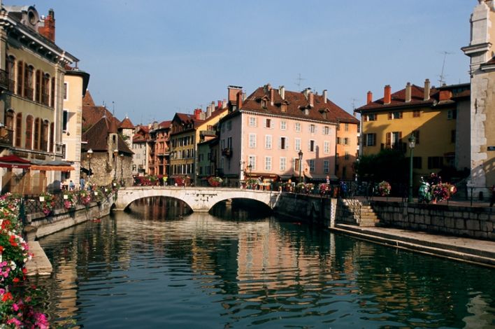 На берегу озера Аннеси располагается одноименный средневековый город