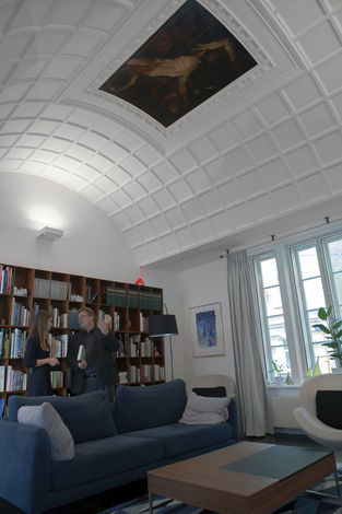 "С Господином послом работать было невероятно легко: он четко знает что ему необходимо и прекрасно ориентируется в дизайне", - поделился дизайнер компании BoConcept. 