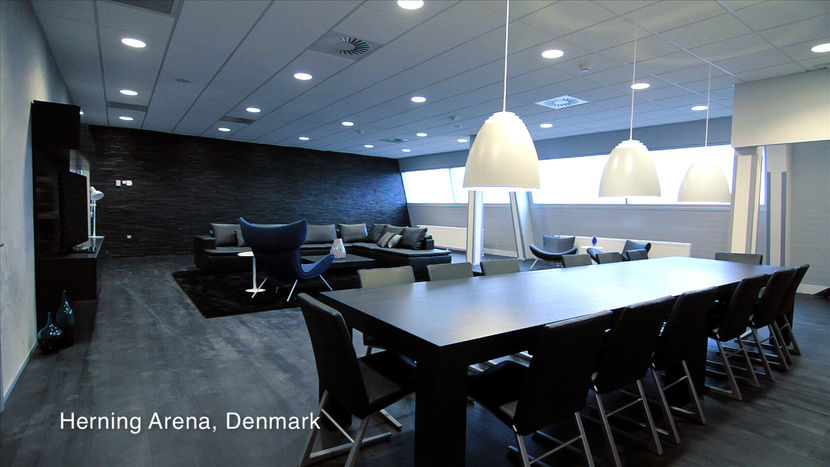 Диван Mezzo, кресла Imola, стулья Mariposa Deluxe