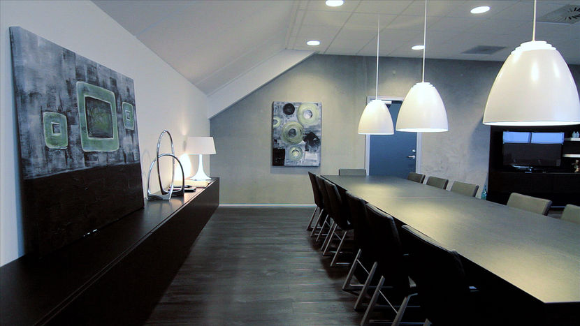 Стенка Volani, освещение, картины и аксессуары BoConcept, стулья Mariposa Deluxe