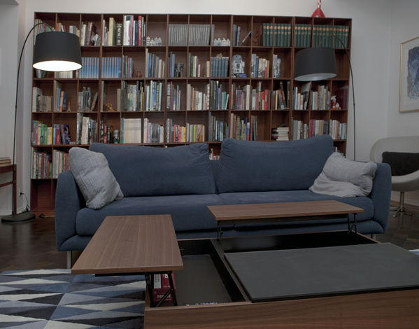 Строгий диван Fargo глубокого синего цвета  и кресла Ogi органической формы молочного оттенка с комфортом разместят 5-7 человек.  Ковер на фото - Classic