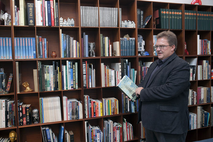 В гостиной необходимо было создать домашнюю, расслабляющую атмосферу. 