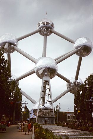 Выставка в Брюсселе, 1958. Специально к событию был построен Атомиум - символ атомного века и мирного использования атомной энергии. Сейчас является одной из главных достопримечательностей города 