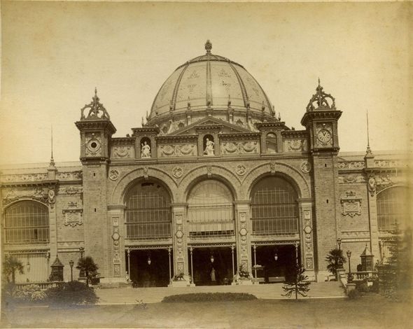 В 1889 году выставка проводилась в Париже. Ее приурочили к юбилею французской революции. Специально к выставке была построена Эйфелева башня