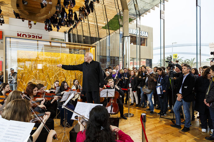 В рамках открытия Павильона России для всех гостей ЭКСПО выступили Сим- фонический Оркестр колледжа при Московской Государственной Консерватории им. П.И. Чайковского