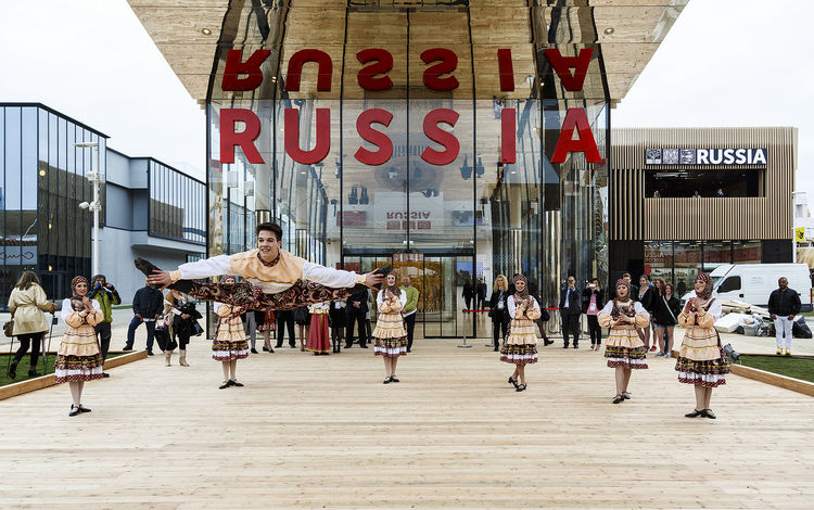  и ансамбль танцев народов России.