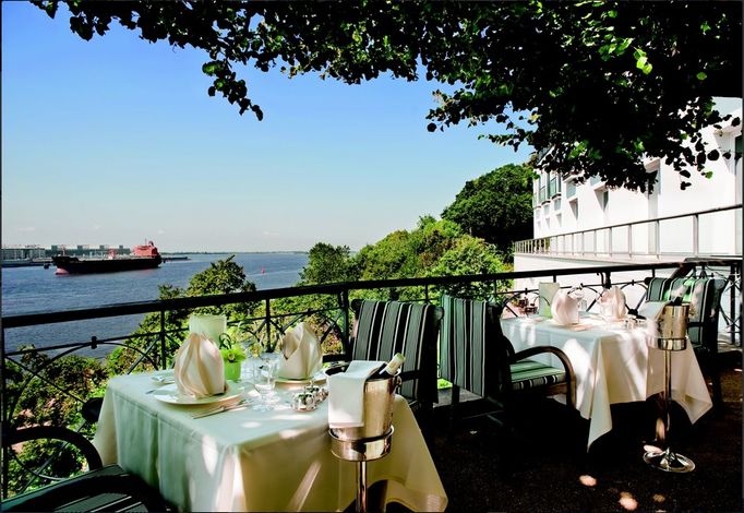 Засаженная липами терраса