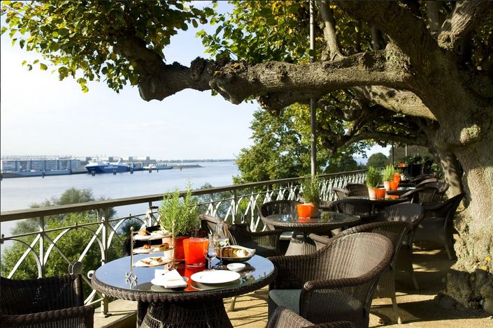 Пятизвездочный Hotel Louis C. Jacob находится улице Elbchaussee на берегу Эльбы