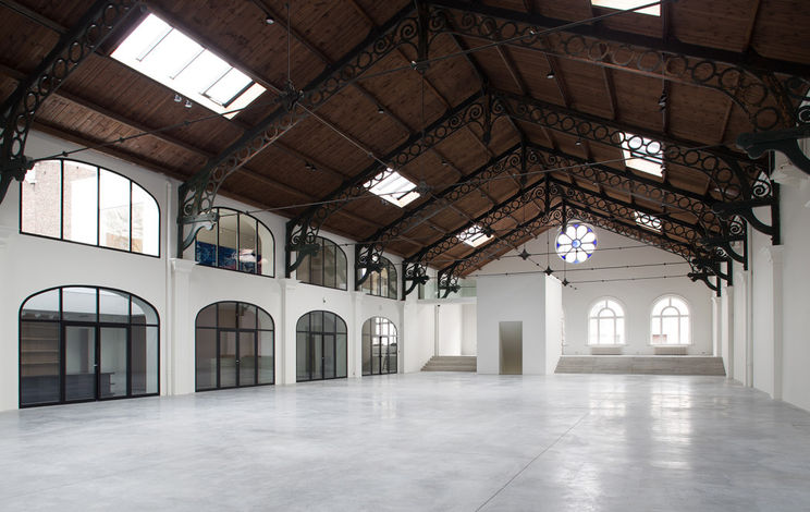 Здание La Patinoire Royale, где сейчас располагается галерея, было построено в 1877 году в неоклассическом стиле