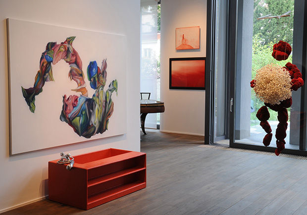 Исторический особняк, в котором находится центр Maison Particuliere, был переделан в необычное пространство, где произведения искусства представлены в нетрадиционном ключе