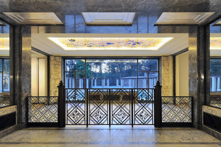 Villa Empain - дивной красоты особняк в стиле ар-деко. Он интересен не только с исторической и архитектурной точки зрения, но и славится своими высочайшего уровня кураторскими выставками