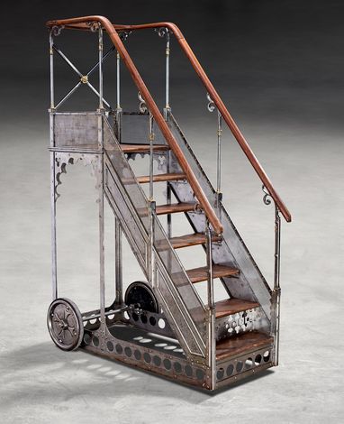 Галерея Le Couvent des Ursulines. Библиотечная лестница, Франция, период Карла Х. Сталь, латунь и дуб.  Маркировка на колесах BTE SGDT (запатентовано без государственной гарантии), маркировка литейщика на крепеже ST с короной. В 214 x Ш 155 x Г 77 см