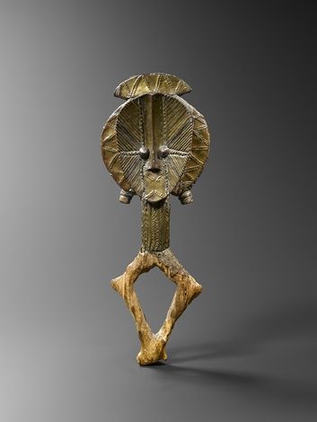 Галерея Jacques Germain. Погребальная фигурка Нгулу.  Дерево, медь, латунь.  Народность Кота-Обамба, Габон, регион Франсвиля.  Высота 43 см