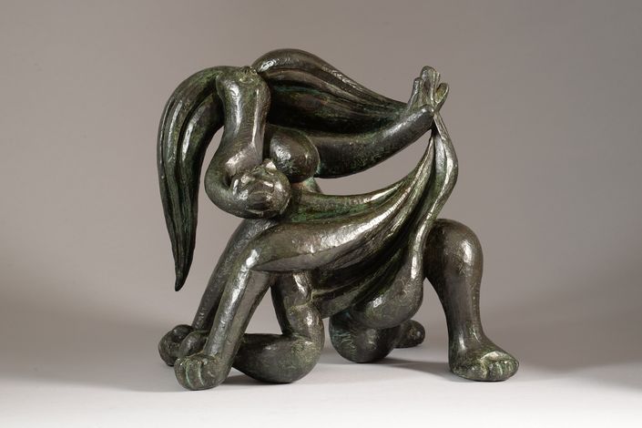 Галерея Univers du Bronze «Агарь I», 1949 г., '1/7' Circa, 1963 Жак Липшиц (Друскининкай, Литва 1891 - 1973 Капри, Италия) Бронза, насыщенная черно-зеленая патина  В 32,5 см x Ш 35 см x Г 22,5 см Прижизненная отливка и подпись 'J. Lipchitz'