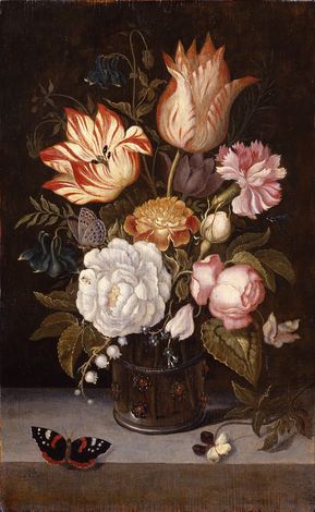 Галерея Douwes Fine Art «Цветочная композиция из роз, тюльпанов и других цветов в цилиндрическом бокале, размещенном на каменной столешнице с анютиными глазками и бабочкой-адмиралом», ок 1625 г. Аброзиус Босхарт Младший (Арнемуйден 1609-1645 Утрехт) Масло, деревянная панель 32.5 x 20.3 см  Подпись и монограмма: AB (l.l.) На обратной стороне деревянной панели указана марка Антверпенской Гильдии Производителей деревянных панелей.