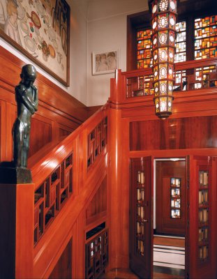 Лестница: люстра Яна Эйсенлуффела, скульптура Жоржа Минне, витраж Яп Гиддинг, картина Густава ван де Вустейне