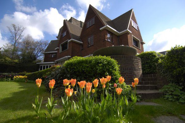 Дом спроектировал сам Давид ван Бюрен. Снаружи особняк из кирпича с ассиметричным фасадом, карнизами и фронтонами представляет собой образец архитектуры школы Амстердама