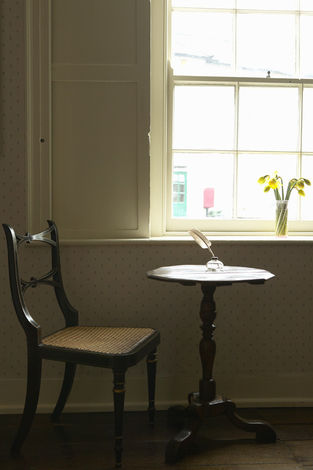 Столик в доме-музее Джейн Остин, за которым она работала, Чоутен