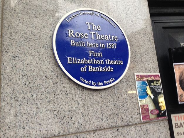 Памятная табличка театру "Роза", где была первая постановка Шекспира, Лондон