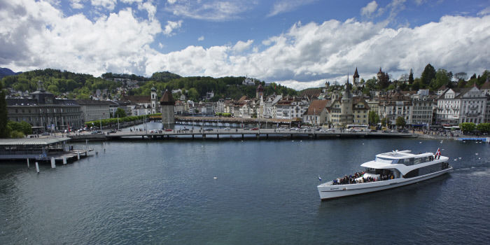 Панорамная яхта Saphir специально спроектирована для туров по Фирвальдштетскому (Люцернскому) озеру