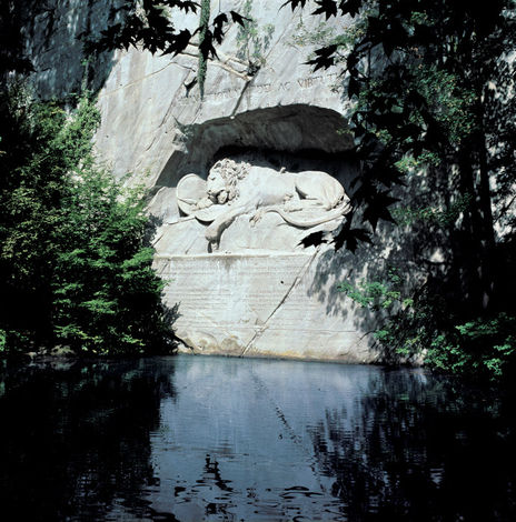 Скульптура «Умирающий лев» выбита прямо в скале, в память доблести швейцарских гвардейцев, павших при сопротивлении штурму дворца Тюильри в день восстания 10 августа 1792 года.