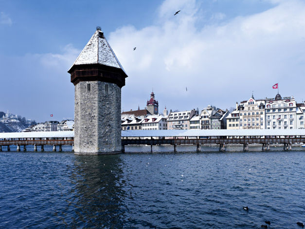 Kapellbrücke (Часовенный мост) и Wasserturm (Водная башня) зимой