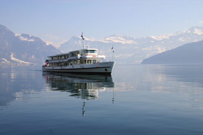 Пароход Waldstaetter в зимнее время. Суда по Фирвальдштетскому озеру ходят круглый год: летом колесные, которым более 100 лет, зимой - обычные