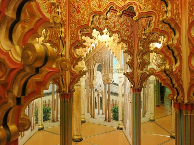 Зеркальный лабиринт «Альгамбра», состоящий из 90 зеркал.