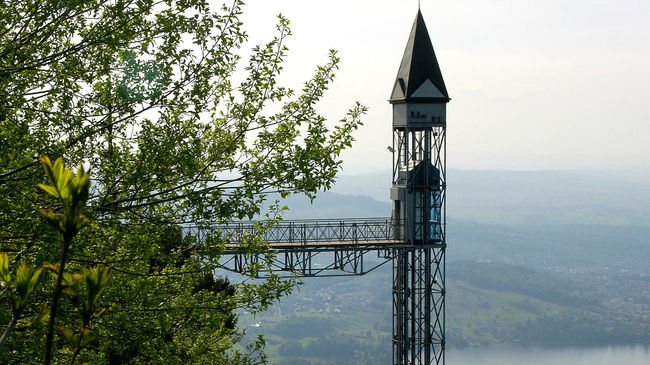 Знаменитый лифт Хамметшванд был построен и реконструирован компанией Шиндлера; он поднимает пассажиров на вершину Хамметшванд (152 метра!) менее чем за одну минуту. Ставший в свое время настоящей сенсацией, лифт по-прежнему считается одним из рекордсменов в своей области и является самым высокогорным открытым лифтом в Европе (не работает в зимнее время). 