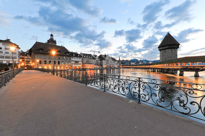 Вид с моста Ратхаусштег на мост Капельбрюкке