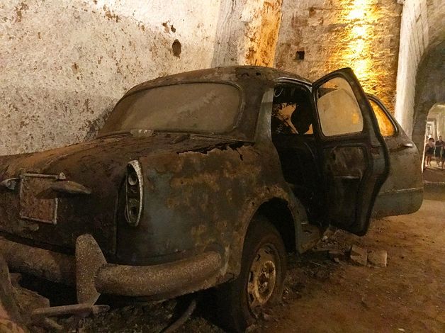 Конфискованная техника 1930-х годов в тоннеле Galleria Borbonica 