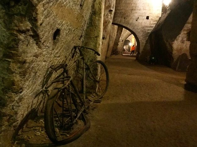 Конфискованная техника 1930-х годов в тоннеле Galleria Borbonica 